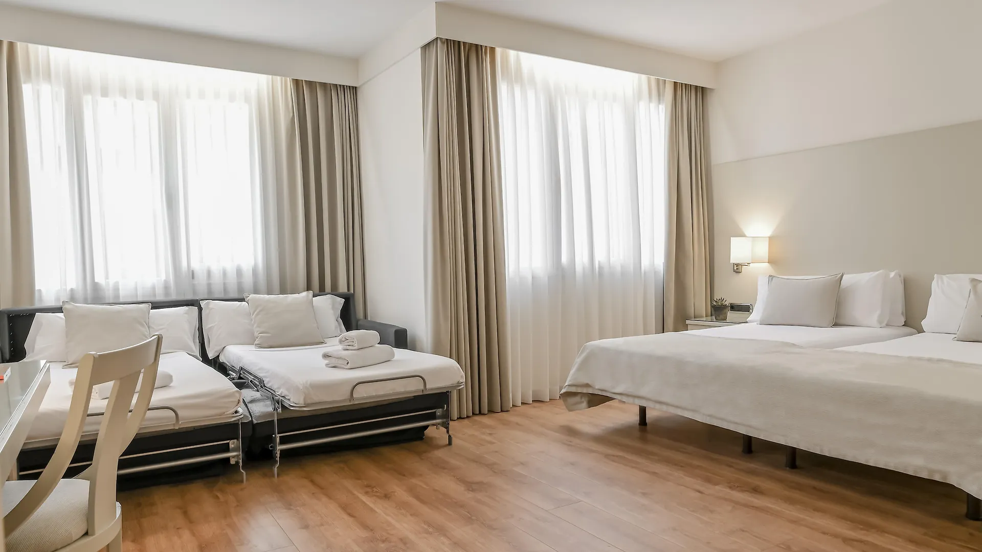 Aparthotel Mariano Cubi Barcelona 4*,